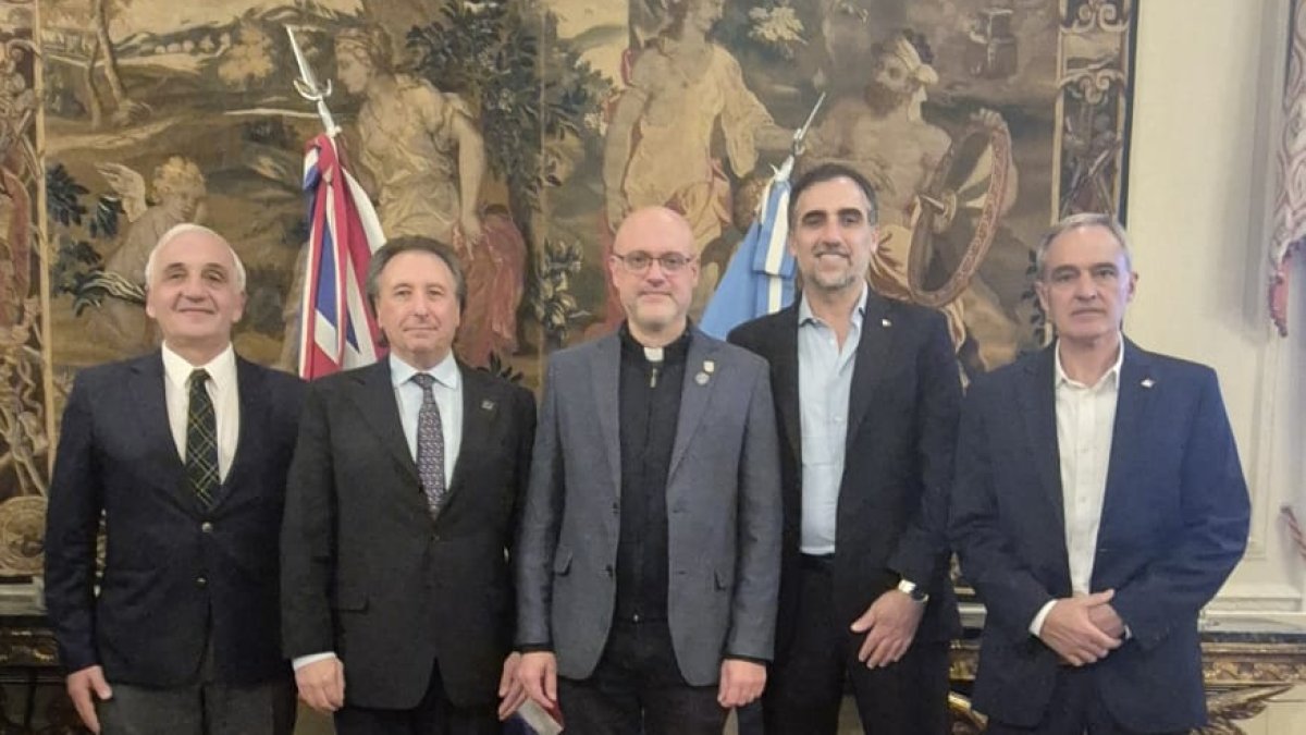 Las autoridades de la Asociación de Prácticos mantuvieron un encuentro en la Embajada de Gran Bretaña por la "Misión Gente de Mar"